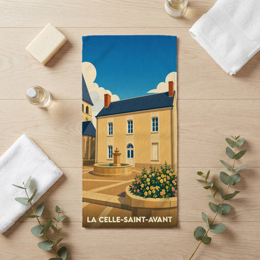 Serviette de bain souvenir de la ville de La Celle-Saint-Avant illustrée d'une place de village pittoresque.