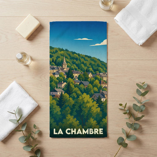 Serviette de bain souvenir de la ville de La Chambre avec une illustration stylisée d'un village de montagne.