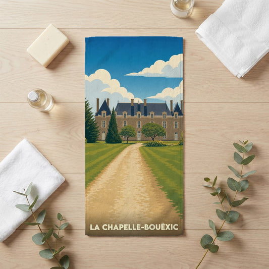 Serviette de bain souvenir de la ville de La Chapelle-Bouëxic avec une illustration stylisée de son château.