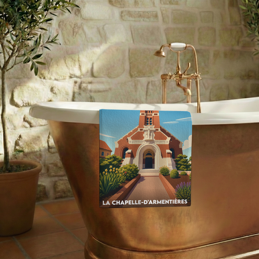 Serviette de bain souvenir de la ville de La Chapelle-d'Armentières avec une illustration stylisée de son église.