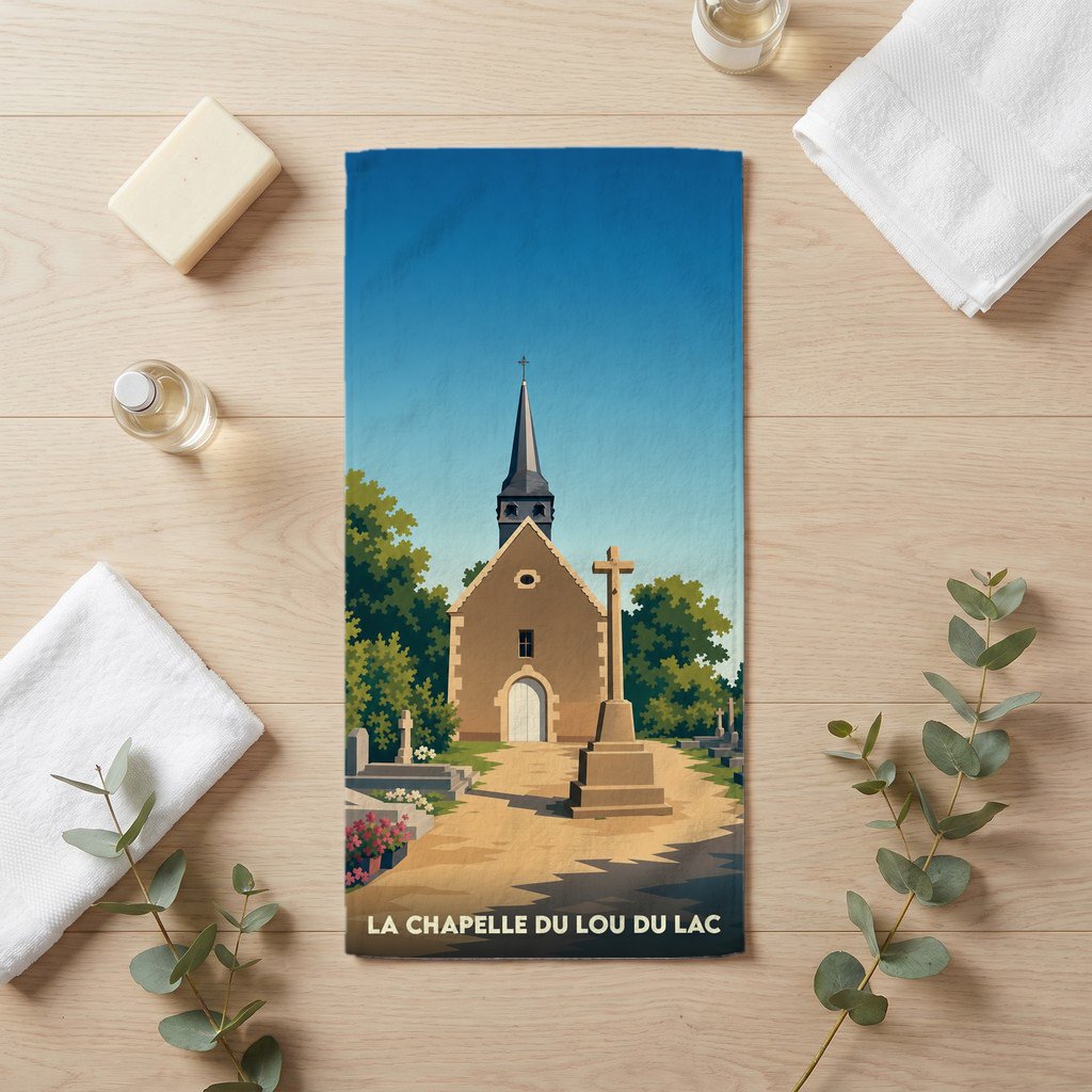 Serviette de bain souvenir de La Chapelle du Lou du Lac avec une illustration stylisée de son église.