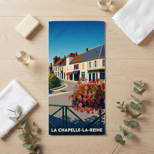 Serviette de bain souvenir de la ville de La Chapelle-la-Reine avec une illustration stylisée.