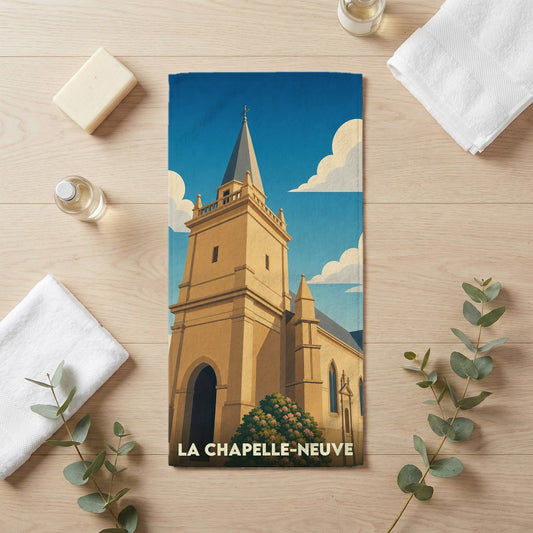 Serviette de bain souvenir de la ville de La Chapelle-Neuve avec une illustration stylisée de son église.