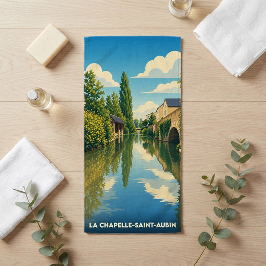 Serviette de bain souvenir de La Chapelle-Saint-Aubin illustrée d'un paysage de rivière et d'un pont en pierre.