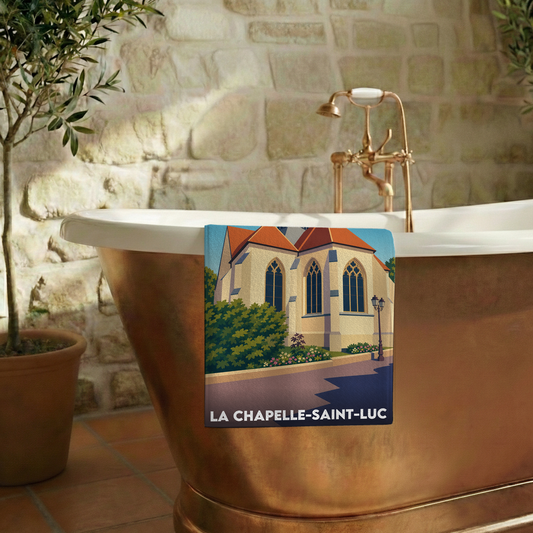 Serviette de bain souvenir de la ville de La Chapelle-Saint-Luc avec une illustration stylisée.
