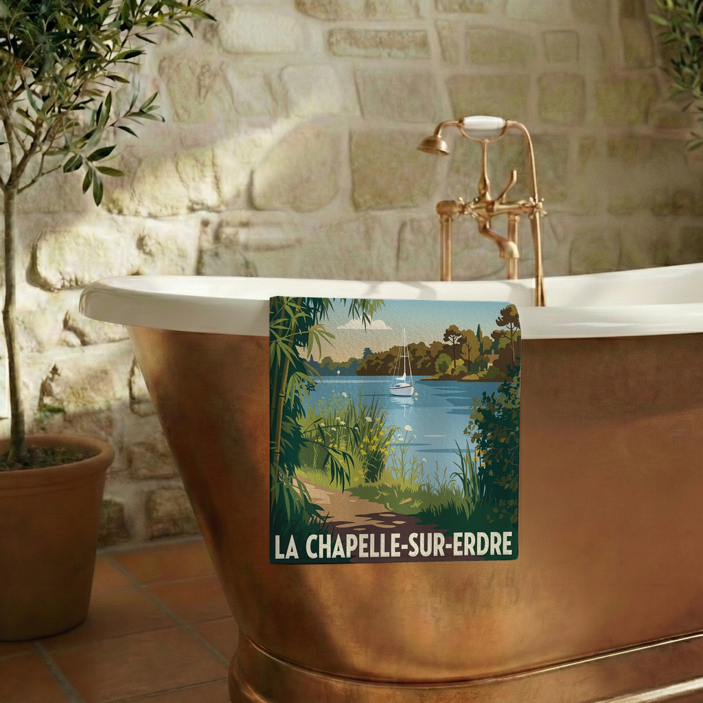 Serviette de bain souvenir de la ville de La Chapelle-sur-Erdre avec une illustration stylisée.