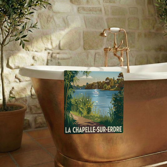 Serviette de bain souvenir de la ville de La Chapelle-sur-Erdre avec une illustration stylisée.