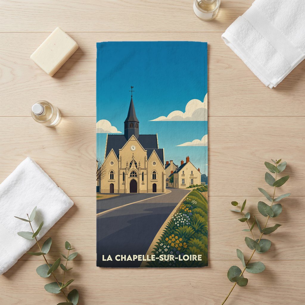 Serviette de bain souvenir de La Chapelle-sur-Loire avec une illustration stylisée de son église.