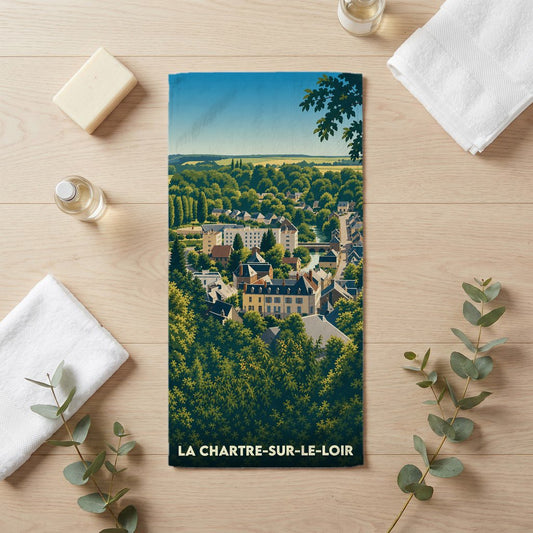 Serviette de bain souvenir de la ville de La Chartre-sur-le-Loir avec une illustration stylisée.
