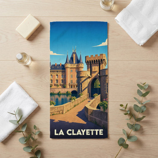 Serviette de bain souvenir de la ville de La Clayette avec une illustration stylisée de son château.