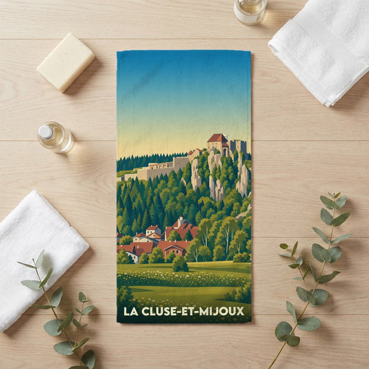 Serviette de bain souvenir de La Cluse-et-Mijoux illustrée d'un paysage stylisé du Fort de Joux.