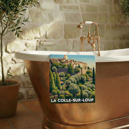 Serviette de bain souvenir de la ville de La Colle-sur-Loup avec une illustration stylisée.
