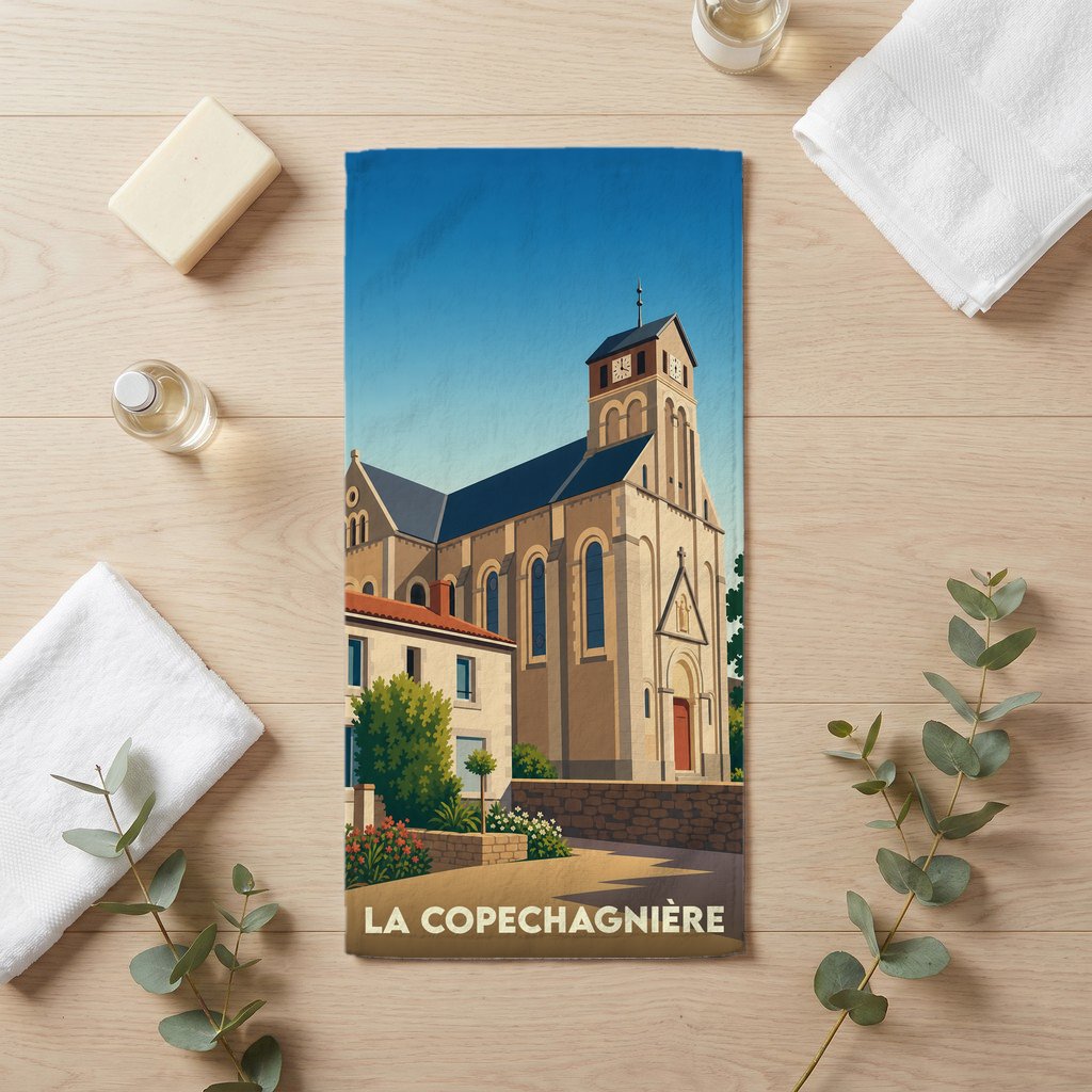 Serviette de bain souvenir de la ville de La Copechagnière avec une illustration stylisée d'une église.
