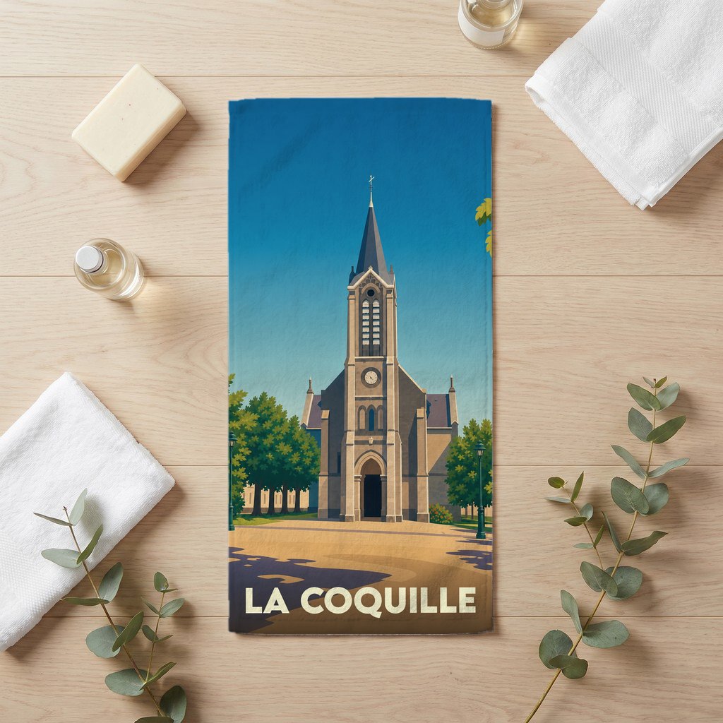Serviette de bain souvenir de la ville de La Coquille avec une illustration stylisée de son église.