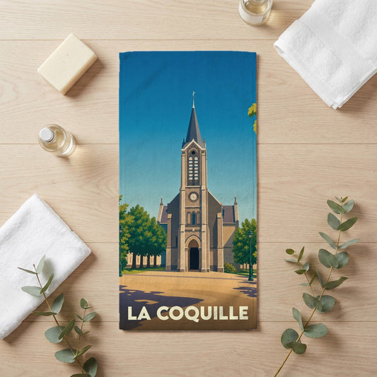 Serviette de bain souvenir de la ville de La Coquille avec une illustration stylisée de son église.