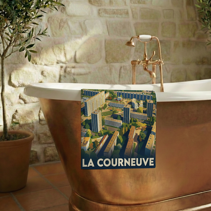 Serviette de bain souvenir de la ville de La Courneuve avec une illustration stylisée de ses immeubles.