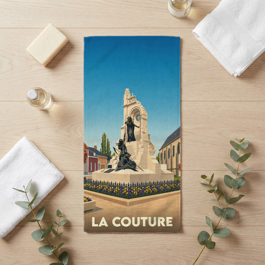 Serviette de bain souvenir de la ville de La Couture ornée d'une illustration stylisée de son monument.