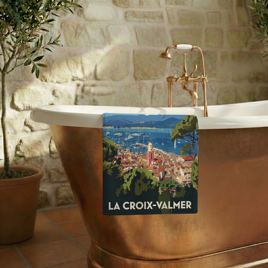 Serviette de bain souvenir de la ville de La Croix-Valmer avec une illustration stylisée.