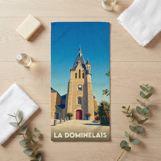 Serviette de bain souvenir de la ville de La Dominelais avec une illustration stylisée de son église.