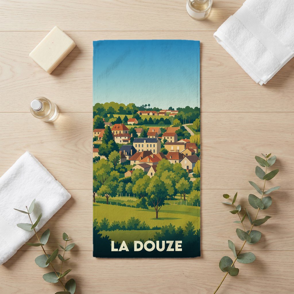 Serviette de bain souvenir de la ville de La Douze avec une illustration stylisée de son paysage vallonné.