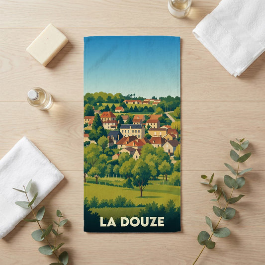 Serviette de bain souvenir de la ville de La Douze avec une illustration stylisée de son paysage vallonné.