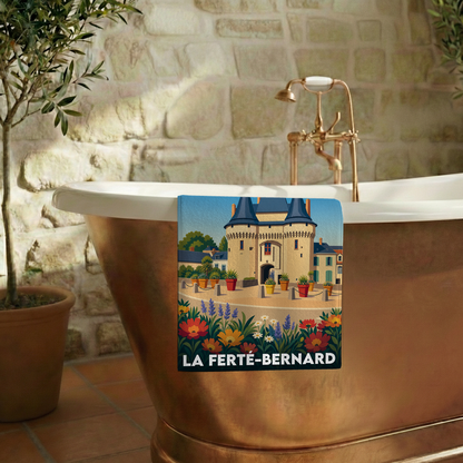 Serviette de bain souvenir de La Ferté-Bernard avec une illustration stylisée de la ville.