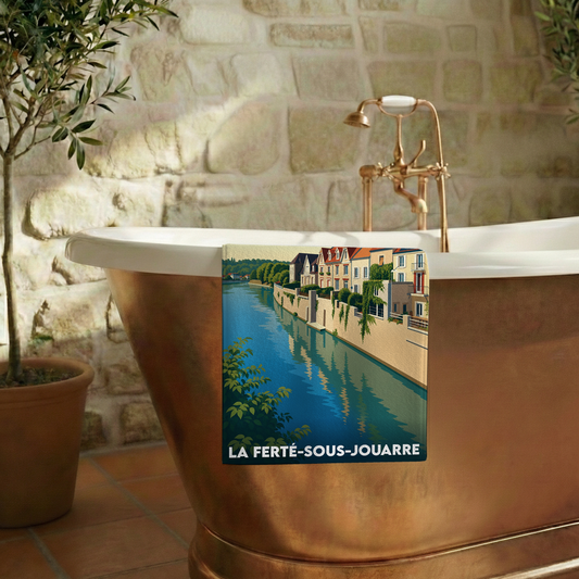 Serviette de bain souvenir de la ville de La Ferté-sous-Jouarre avec une illustration stylisée du bord de l'eau.