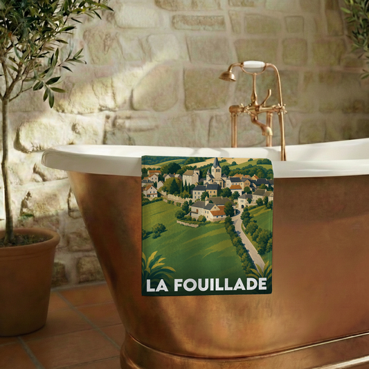 Serviette de bain souvenir de la ville de La Fouillade avec une illustration stylisée du village.
