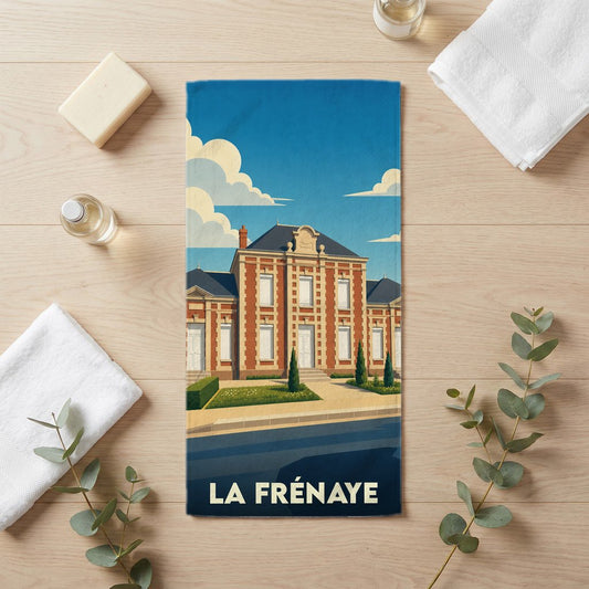 Serviette de bain souvenir de la ville de La Frénaye avec une illustration stylisée de sa mairie.