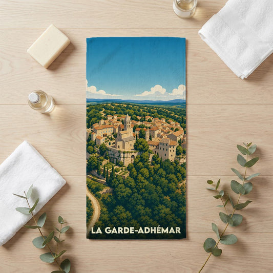 Serviette de bain souvenir de la ville de La Garde-Adhémar avec une illustration de village perché.