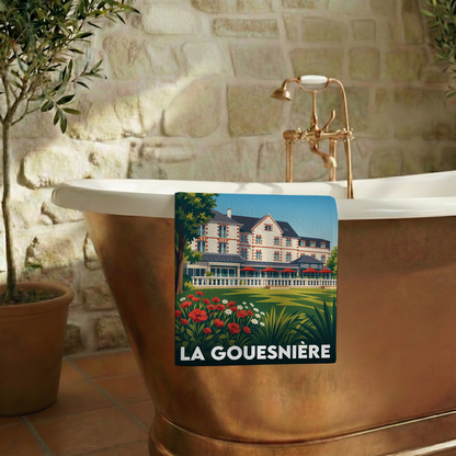 Serviette de bain souvenir de la ville de La Gouesnière avec une illustration stylisée.