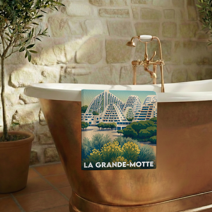 Serviette de bain souvenir de la ville de La Grande-Motte avec une illustration stylisée.