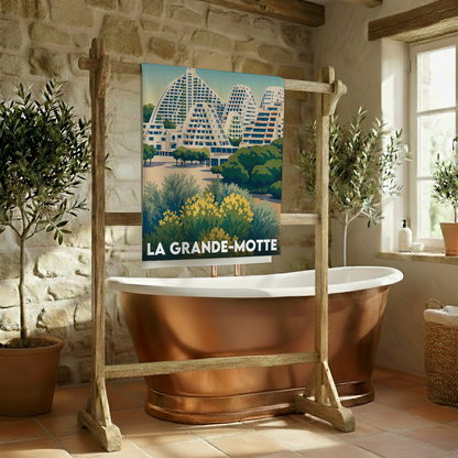 Serviette de bain souvenir de la ville de La Grande-Motte avec une illustration stylisée de ses pyramides emblématiques.