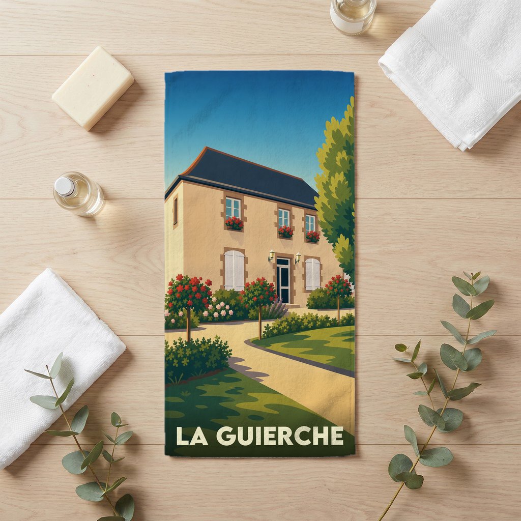 Serviette de bain souvenir de la ville de La Guierche avec une illustration stylisée d'une maison de campagne.