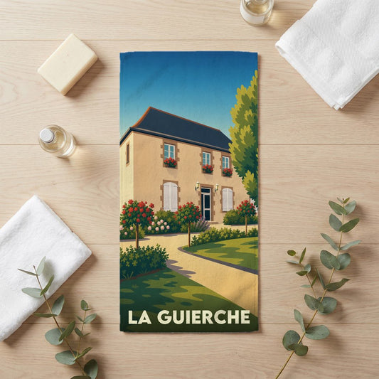 Serviette de bain souvenir de la ville de La Guierche avec une illustration stylisée d'une maison de campagne.