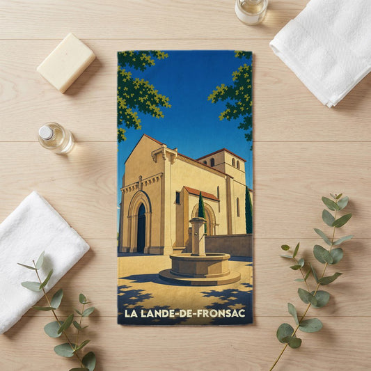 Serviette de bain souvenir de La Lande-de-Fronsac ornée d'une illustration stylisée de son église et d'une fontaine.