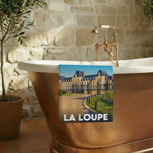 Serviette de bain souvenir de la ville de La Loupe avec une illustration stylisée d'un château.