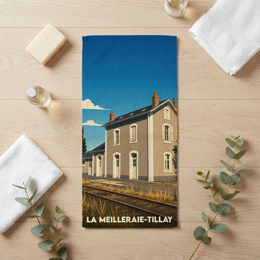 Serviette de bain souvenir de la ville de La Meilleraie-Tillay avec une illustration stylisée d'une gare.