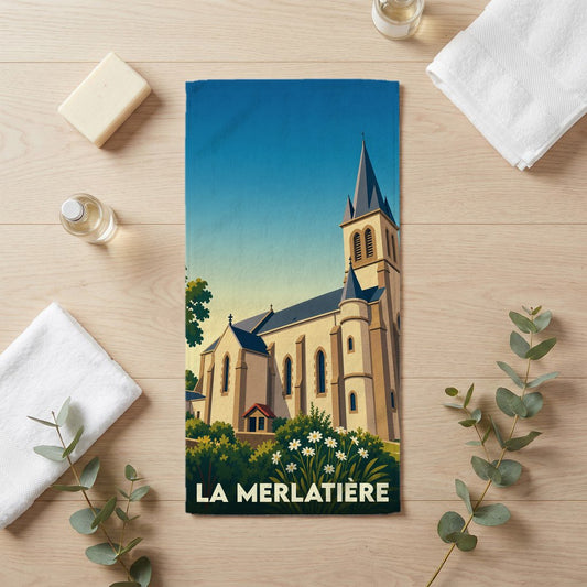 Serviette de bain souvenir de la ville de La Merlatière avec une illustration stylisée de son église.