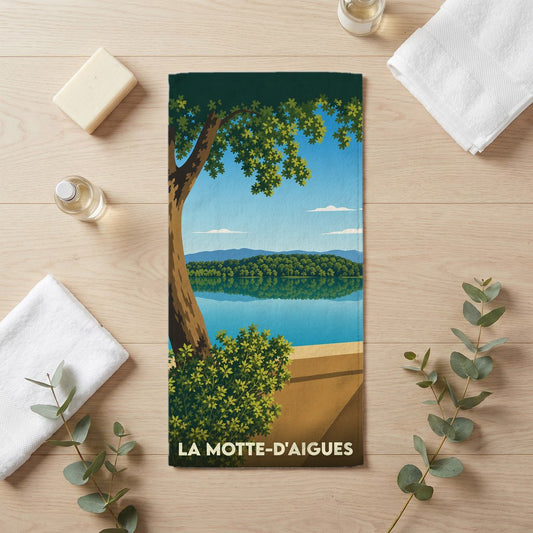 Serviette de bain souvenir de La Motte-d'Aigues avec une illustration stylisée de son lac.