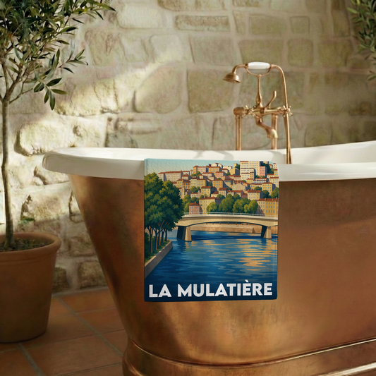 Serviette de bain souvenir de la ville de La Mulatière avec une illustration stylisée.