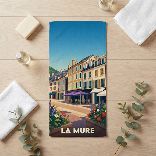 Serviette de bain souvenir de la ville de La Mure avec une illustration stylisée.