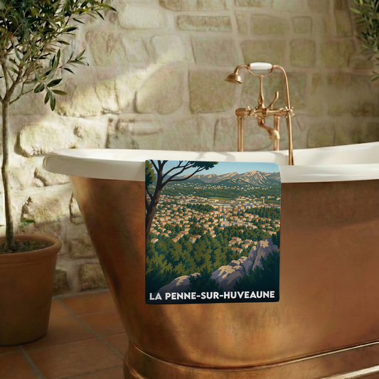 Serviette de bain souvenir de la ville de La Penne-sur-Huveaune avec une illustration de paysage panoramique.