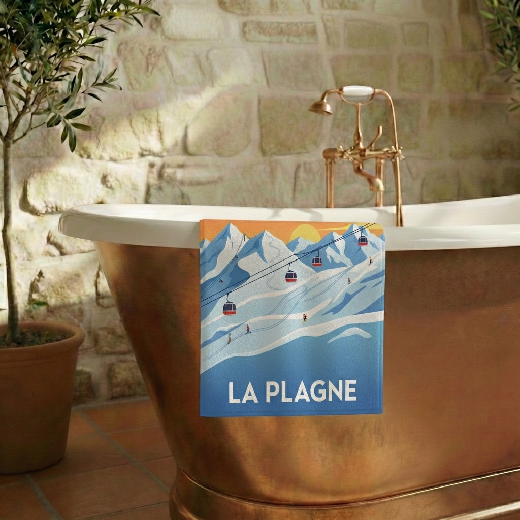 Serviette de bain souvenir de La Plagne avec une illustration de montagne stylisée.