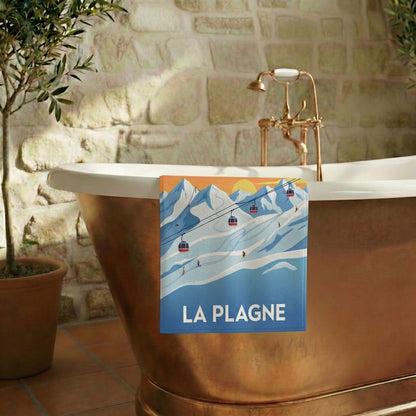 Serviette de bain souvenir de La Plagne avec une illustration de montagne stylisée.