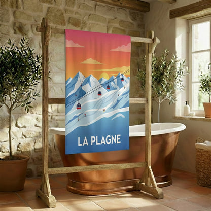 Serviette de bain souvenir de la ville de La Plagne avec une illustration stylisée de paysage de montagne.