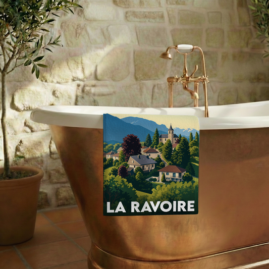 Serviette de bain souvenir de la ville de La Ravoire avec une illustration stylisée.