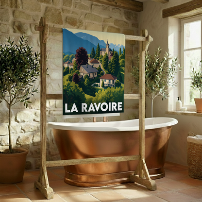Serviette de bain souvenir de la ville de La Ravoire avec une illustration stylisée.