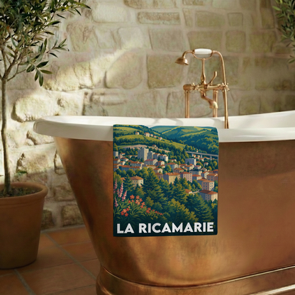 Serviette de bain souvenir de la ville de La Ricamarie avec une illustration stylisée de son paysage urbain.