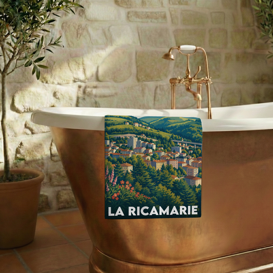 Serviette de bain souvenir de la ville de La Ricamarie avec une illustration stylisée de son paysage urbain.